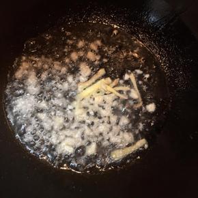 锅中加入油，大火烧热，放入蒜末和姜丝煸出香味。