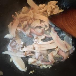 倒入鱿鱼干大火不停的翻炒。