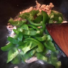 炒至水分收干，下入圆椒翻炒。