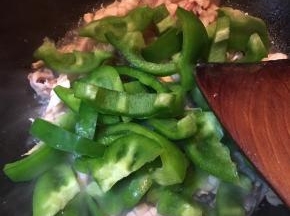 炒至水分收干，下入圆椒翻炒。