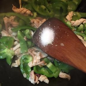 炒至圆椒变色，调入盐和鸡精翻炒均匀。