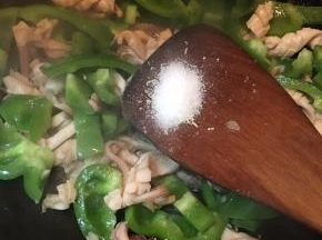 炒至圆椒变色，调入盐和鸡精翻炒均匀。