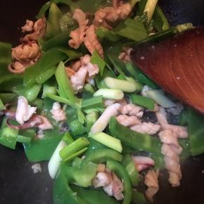 下入蒜苗翻炒至断生即可关火。