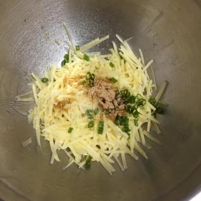 土豆丝放入容器中，加入葱末，调入盐和鸡精，再加入椒盐粉。