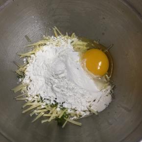 加入面粉和鸡蛋。