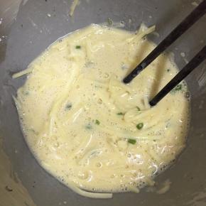 最后加入清水，用筷子搅拌均匀。