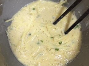 最后加入清水，用筷子搅拌均匀。