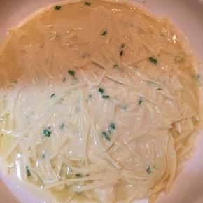 锅中加入油，倒入面糊，开中小火，慢慢煎至呈金黄色。