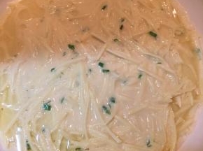 锅中加入油，倒入面糊，开中小火，慢慢煎至呈金黄色。