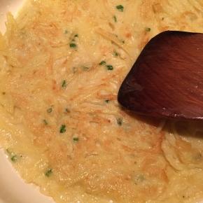 翻面，同样用中小火慢慢煎至成金黄色即可关火。