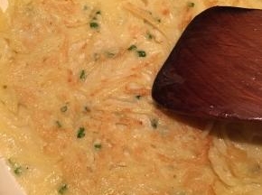 翻面，同样用中小火慢慢煎至成金黄色即可关火。