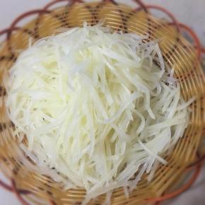 土豆去皮洗净，擦成丝。