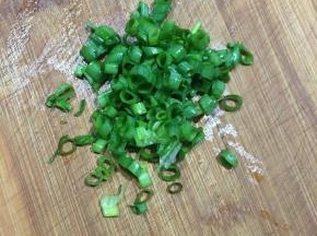 香葱切碎。
