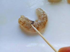 去了头的虾，把虾皮剥掉，用牙签挑掉虾线，依次完成，(剥虾的方法:可以放入冰箱冷冻30分钟，取出再剥比较好剥。)