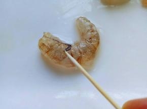 去了头的虾，把虾皮剥掉，用牙签挑掉虾线，依次完成，(剥虾的方法:可以放入冰箱冷冻30分钟，取出再剥比较好剥。)