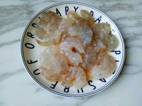 剥好的虾仁洗干净，加入料酒，撒上1g盐，腌制15分钟。
虾头洗干净，另外放一个容器中。加入料酒腌制15分钟。