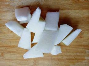 冬瓜:去皮，去瓤，洗干净后切块。