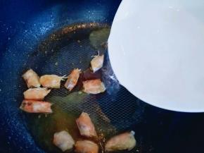 加入一碗水(可以适当增减水量)大火烧开后转小火8分钟。