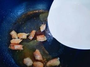 加入一碗水(可以适当增减水量)大火烧开后转小火8分钟。