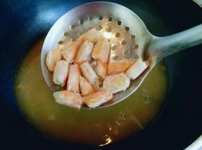 8分钟后把虾头捞出。