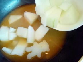 加入切好的冬瓜，(大火烧开 转中小火2分钟，)儿子用磨具做的小熊形状。