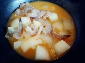 2分钟后加入腌制好的虾仁，(我留了三只没剥皮的虾，一会做造型用。)
中火烧开，2分钟后即可关火，调味出锅。(虾颜色变红了就可以关火)