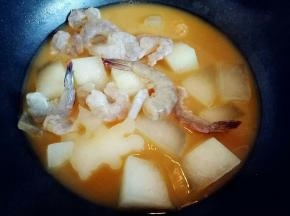 2分钟后加入腌制好的虾仁，(我留了三只没剥皮的虾，一会做造型用。)
中火烧开，2分钟后即可关火，调味出锅。(虾颜色变红了就可以关火)