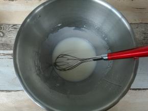 盆内放入玉米油、牛奶混合搅拌成乳膏状。