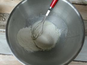 筛入混合好的玉米淀粉和低筋粉。