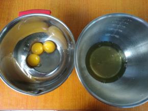 分离蛋清蛋黄。