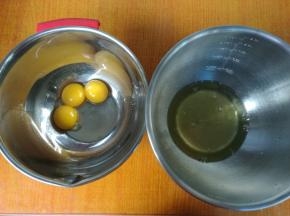 分离蛋清蛋黄。
