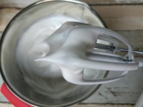 蛋白盆加入柠檬汁，糖分三次加入蛋白内，出现鱼眼泡加入第一次，继续较大至细腻的蛋白糊加入第二次，出现纹路加入第三次，打发至湿性偏干状态即可