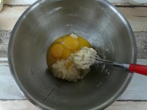 搅拌均匀后加入蛋黄，“一”字形搅拌均匀，备用。烤箱预热上火190度，下火150度。