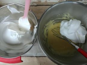 取三分之一蛋白到蛋黄糊翻拌均匀，切忌不要划圈搅拌！容易消泡！