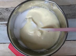 混合均匀后倒回蛋白盆，同样翻拌均匀。