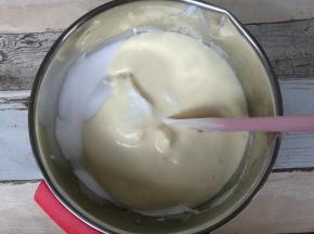 混合均匀后倒回蛋白盆，同样翻拌均匀。