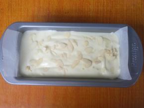 倒入合适的模具内，撒上杏仁片。