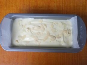 倒入合适的模具内，撒上杏仁片。