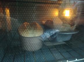 送入预热好的烤箱内，烘烤10分钟后，用刀在中间划个口。调整温度上下火160度继续烘烤30分钟。