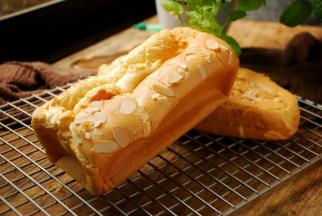 出炉后竖起来晾凉，脱模后切片就可以吃了。