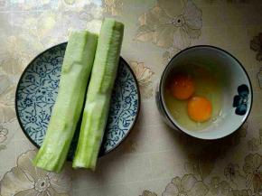 丝瓜去皮，草鸡蛋敲碗里。