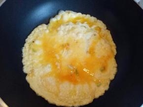 平底锅中加入适量油，油温7成时倒入蛋液，小火煎鸡蛋饼。再切小块。