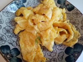 煎好的鸡蛋盛出备用。