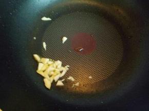 锅中再加入少量油，加入切好的蒜炒香。