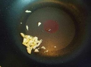 锅中再加入少量油，加入切好的蒜炒香。
