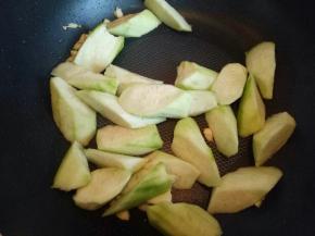 再加入切好的丝瓜小火煸炒。
