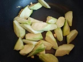再加入切好的丝瓜小火煸炒。