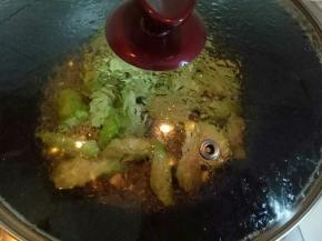 加入少量水烧开，加入生抽，盐调味，盖上盖子1分钟即可。