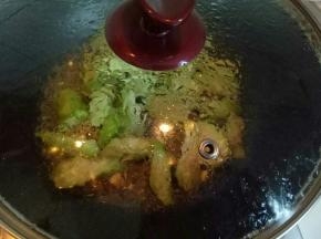 加入少量水烧开，加入生抽，盐调味，盖上盖子1分钟即可。