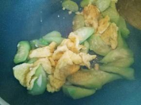 加入煎好的鸡蛋翻炒均匀即可出锅。